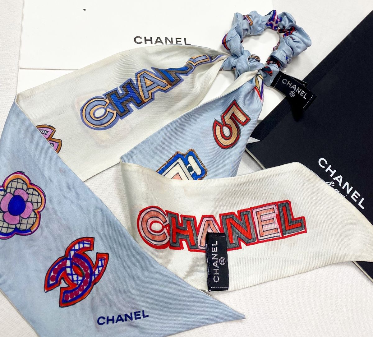 Резинка для волос с ленточкой / шелк / Chanel цена 15 655 руб