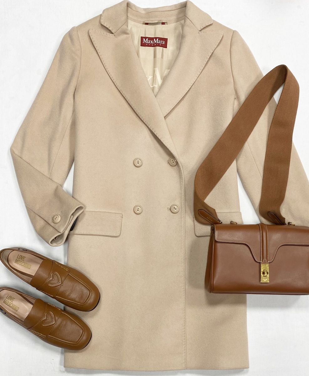 Пальто Max Mara размер 42 цена 31 310 руб
Лоферы Moschino размер 38 цена 4 697 руб
Сумка Celine 