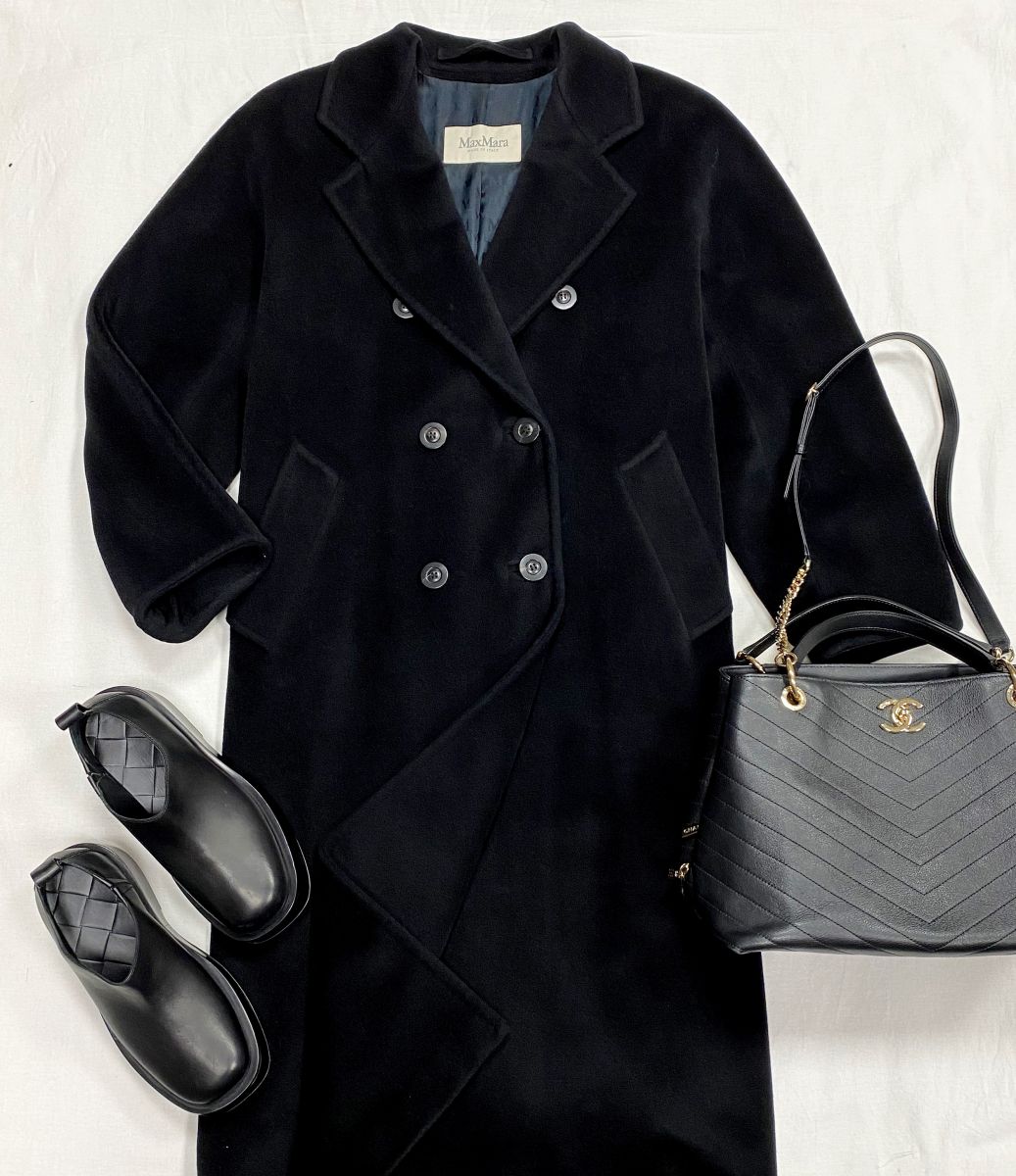 Пальто Max Mara размер 38 цена 54 793 руб 
Ботинки Bottega Veneta размер 37 цена 39 138 руб / новые с ценником / 
Сумка Chanel