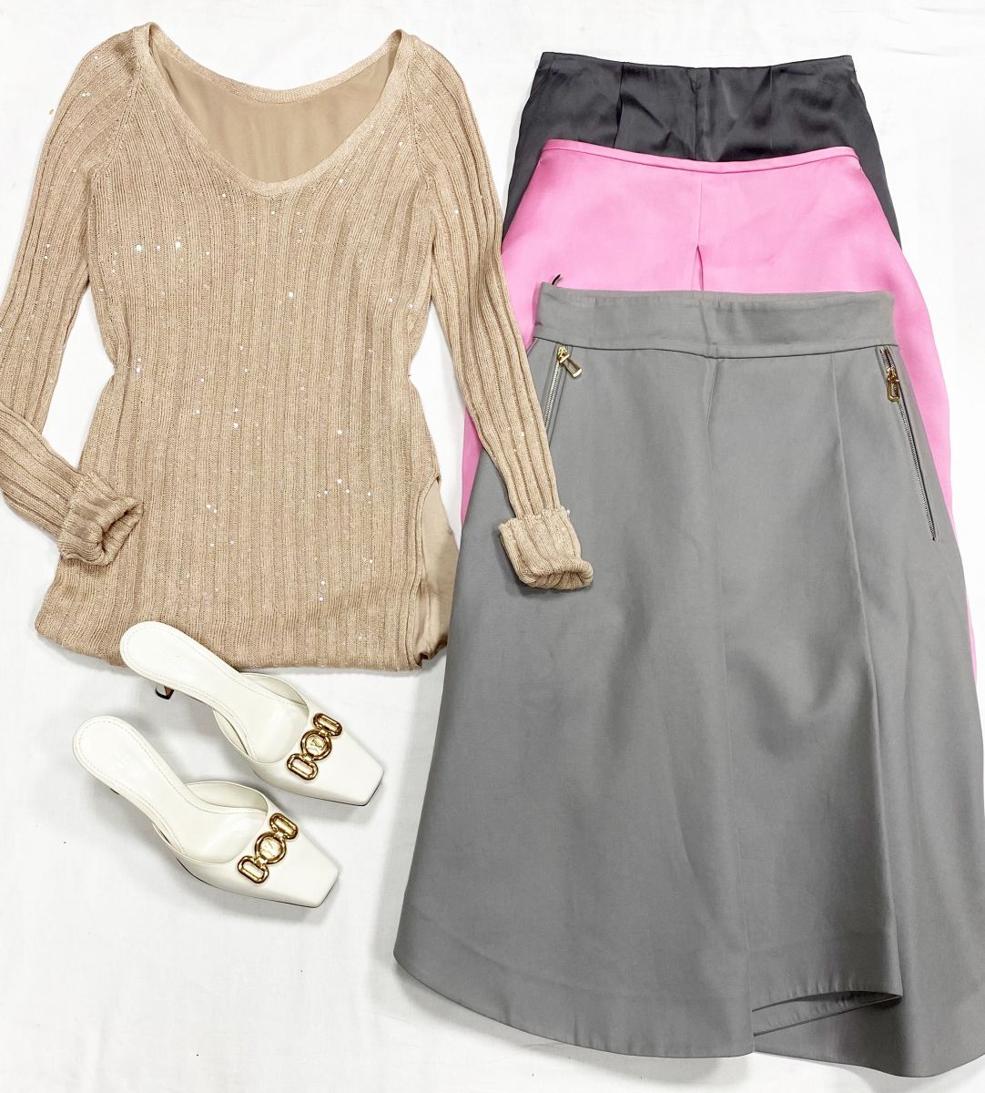 Кофта/пайтки/ размер S цена 23 483 рубЮбки Armani/ Tod’s размер 42/44/46 цена от 7 828 руб до 10 959 рубСабо Louis Vuitton размер 40 цена 31 310 руб