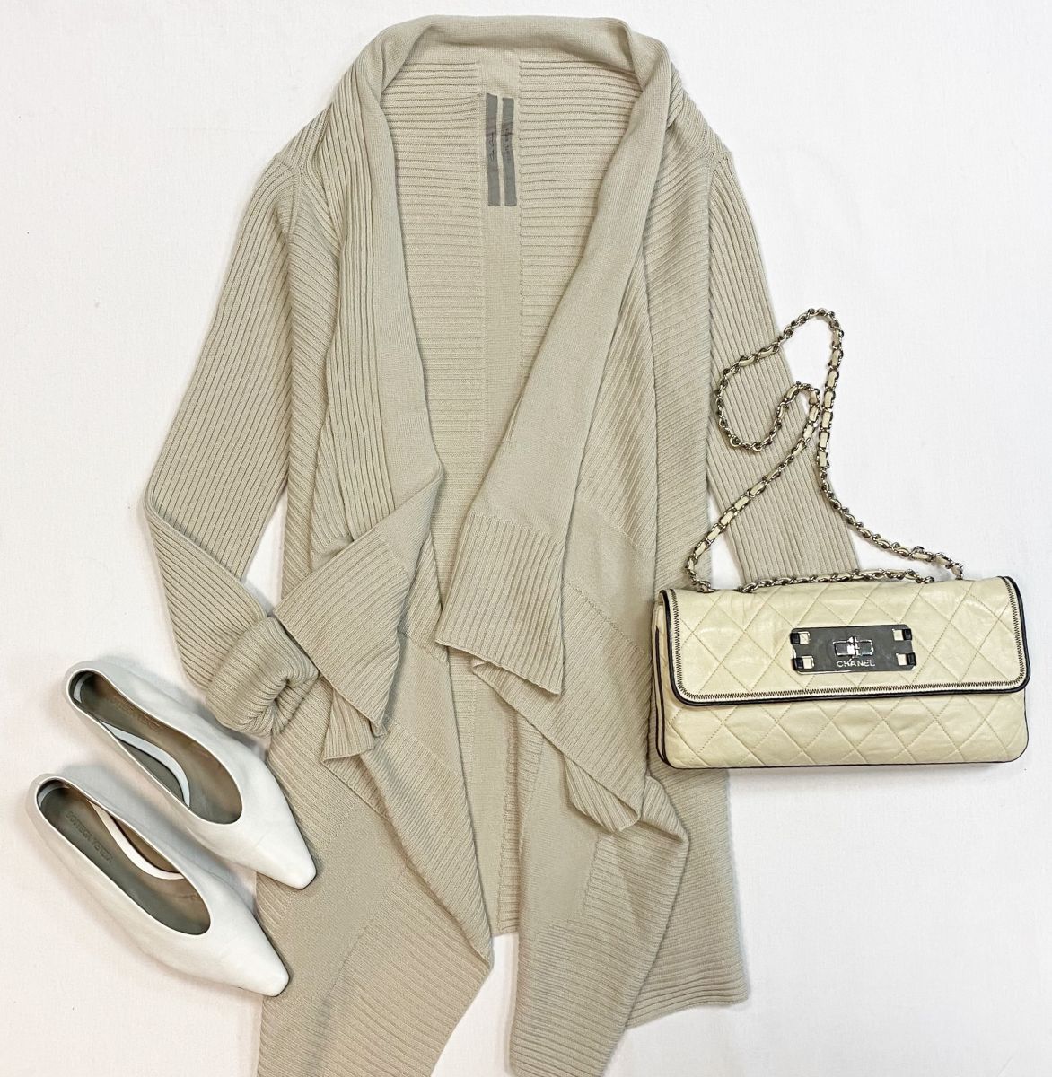 
Кардиган Rick Owens размер M цена 10 770 руб
Балетки Bottega Veneta размер 37.5 цена 23 078 руб
Сумка Chanel 