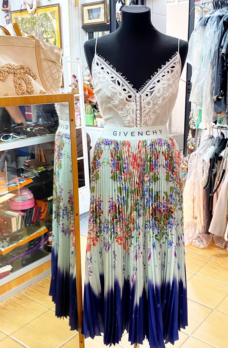 Топ /шитье / Ermanno Scervino размер 42 цена 15 655 руб
Юбка Givenchy размер 36 цена 31 310 руб