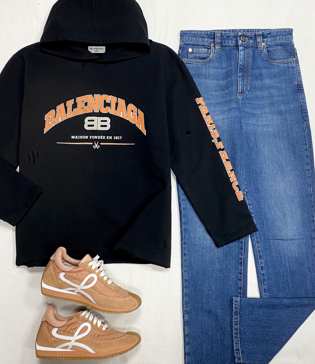 Толстовка Balenciaga размер S цена 39 138 руб 
Джинсы Brunello Cucinelli размер 38 цена 23 483 руб 
Кроссовки Loewe размер 38 цена 46 965 руб