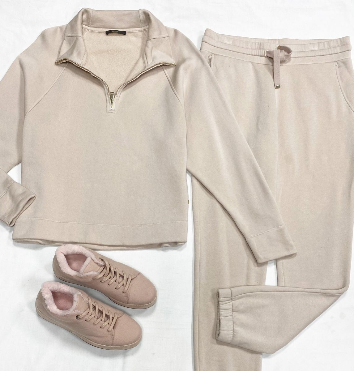 Костюм Windsor размер 38 цена 10 959 руб
Кеды Loro Piana размер 40 цена 62 620 руб