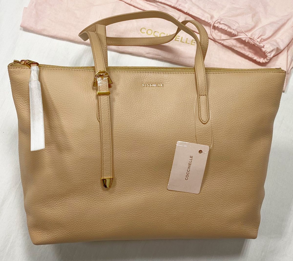 Сумка Coccinelle размер 35/28 цена 10 959 руб / новая с биркой /