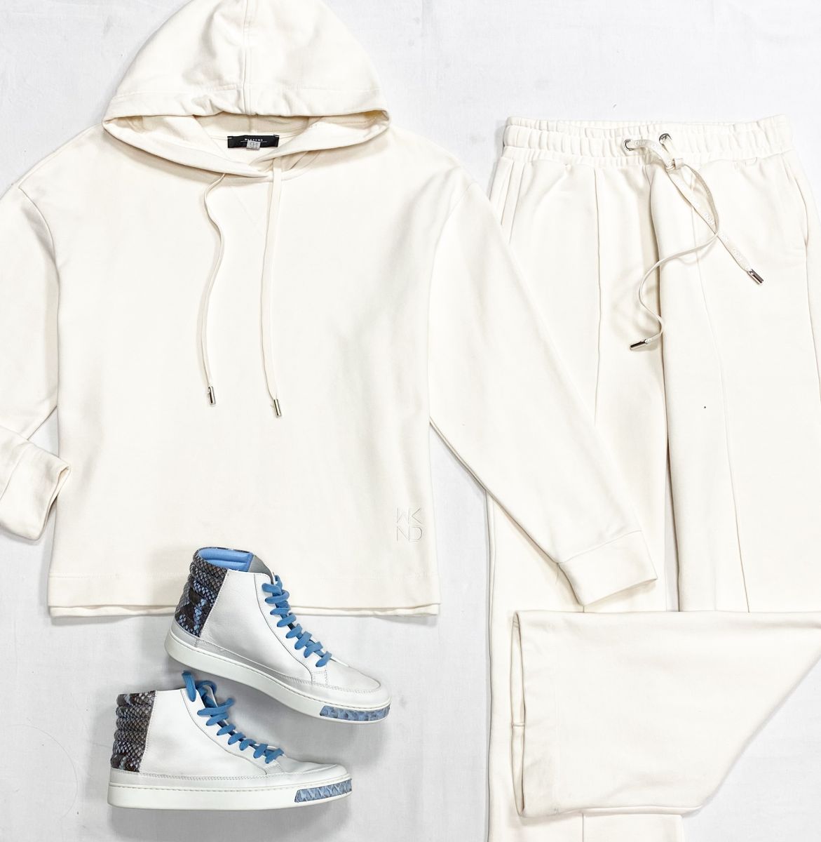 Костюм Weekend/ Max Mara/ размер S цена 15 655 рубКеды Gucci размер 38 цена 23 483 руб