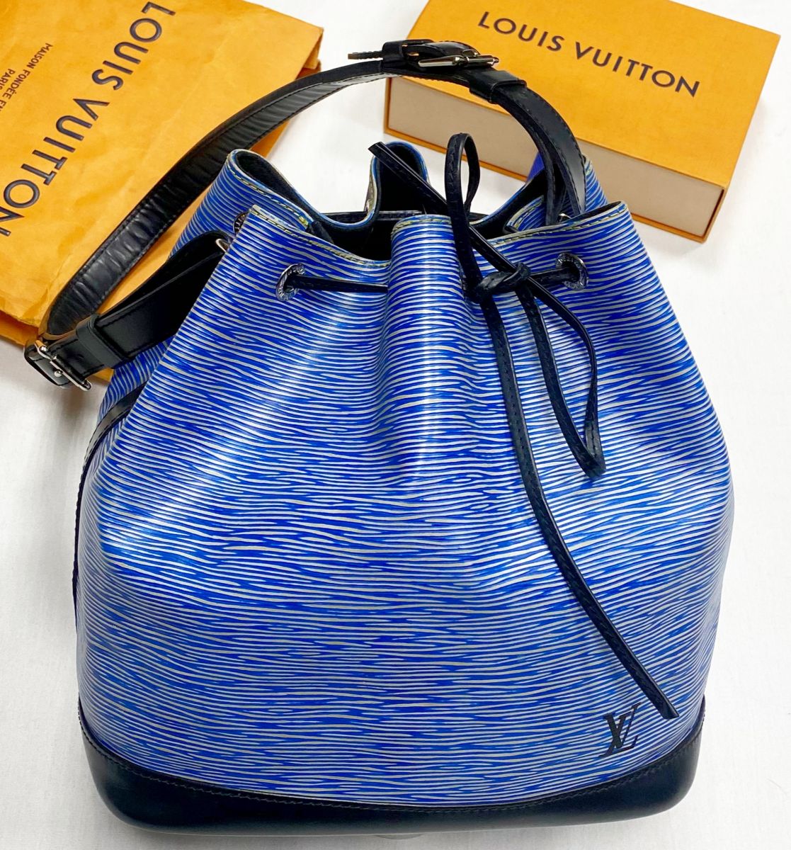 Сумка Louis Vuitton размер 25/25 цена 78 275 руб