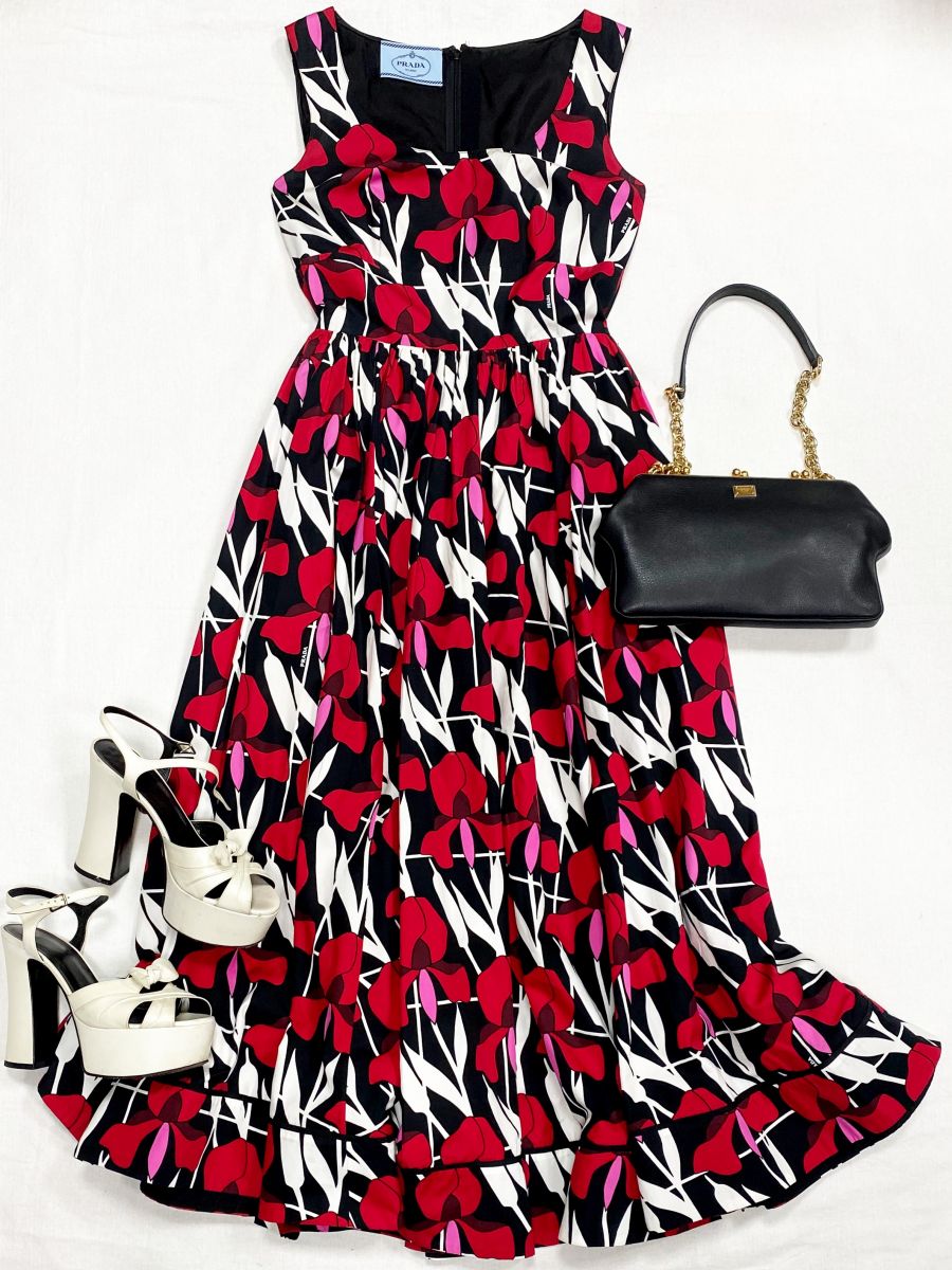 Платье Prada размер 38 цена 31 310 руб
Босоножки Saint Laurent размер 37 цена 7 828 руб
Сумочка Dolce Gabbana 
