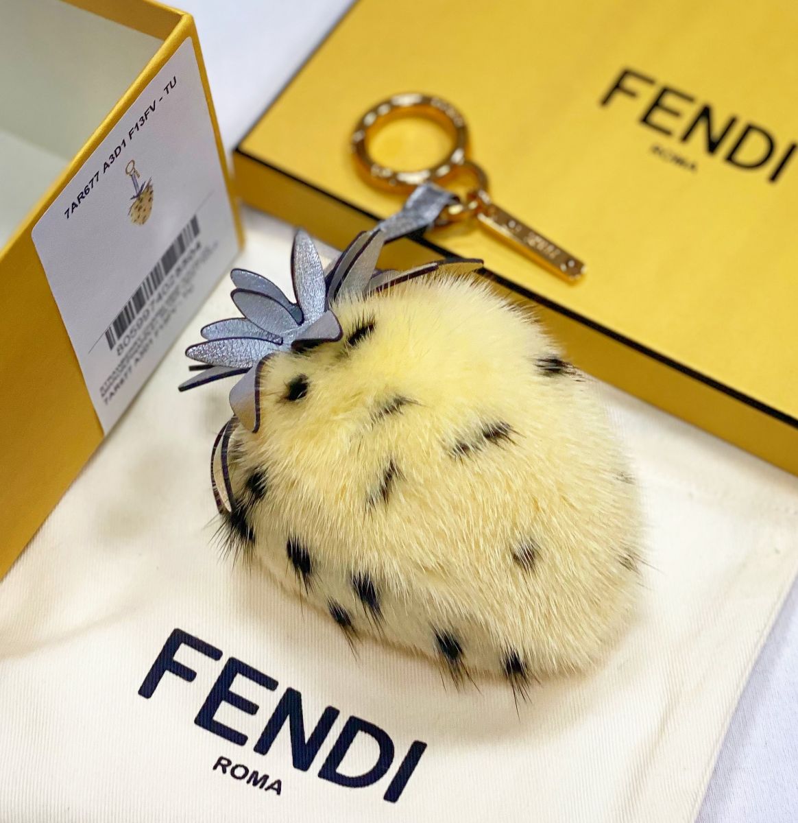 Брелок / мех норки / Fendi цена 31 310 руб / новый / упаковка /