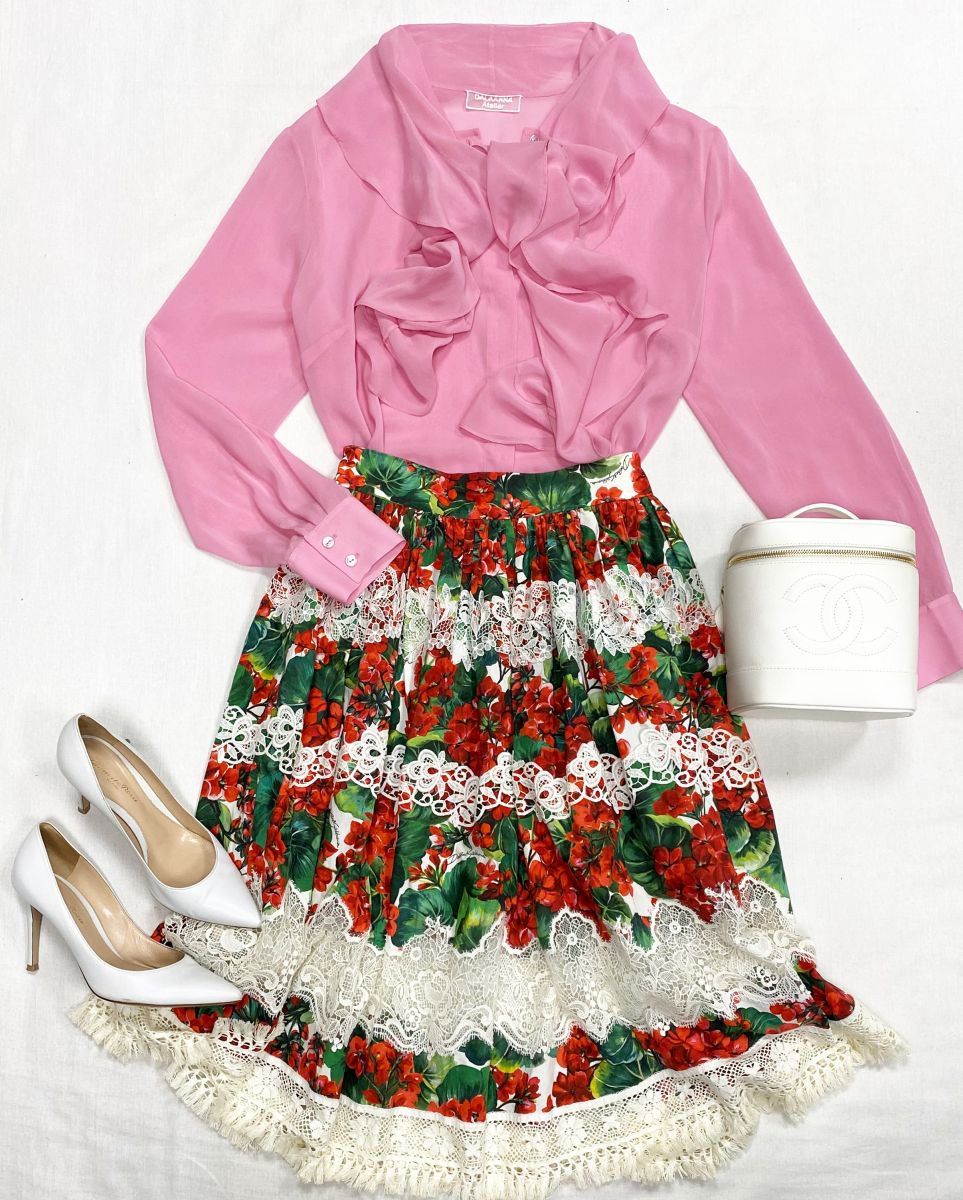 Юбка Dolce Gabbana размер 42 цена 23 483 руб
Блузка Galaanna Atelier размер 42 цена 14 090 руб
Туфли Gianvito Rossi размер 37.5 цена 10 959 руб
Сумка Chanel