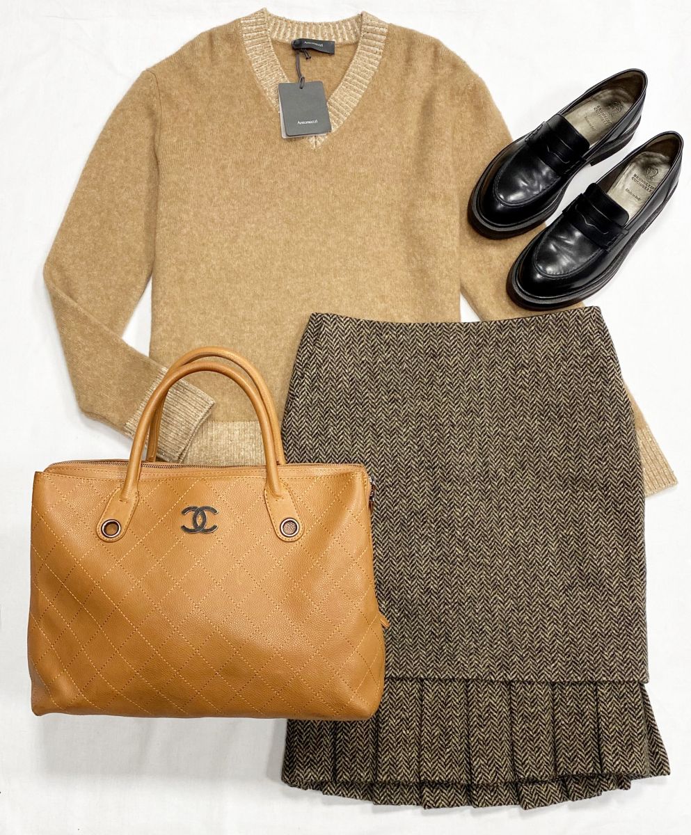 Юбка Hermes размер 36 цена 39 138 руб
Кофта Antoniazzi размер 44 цена 26 614 руб
Лоферы Brunello Cucinelli размер 39.5 цена 39 138 руб
Сумка Chanel