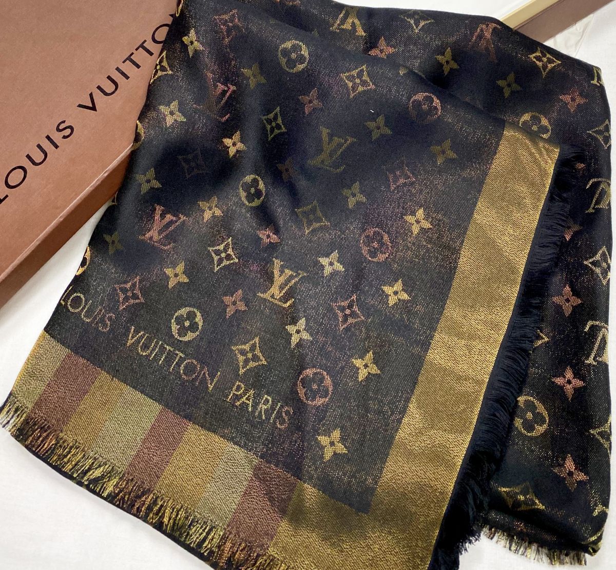 Шаль Louis Vuitton размер 140/140 цена 23 483 руб
