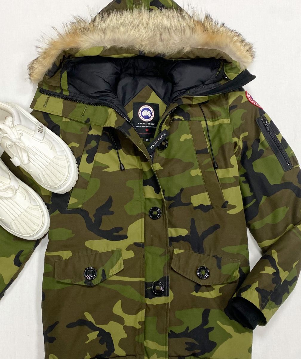 Куртка Canada Goose размер M цена 38 463руб
Кроссовки Christian Dior размер 37.5 цена 46 155 руб