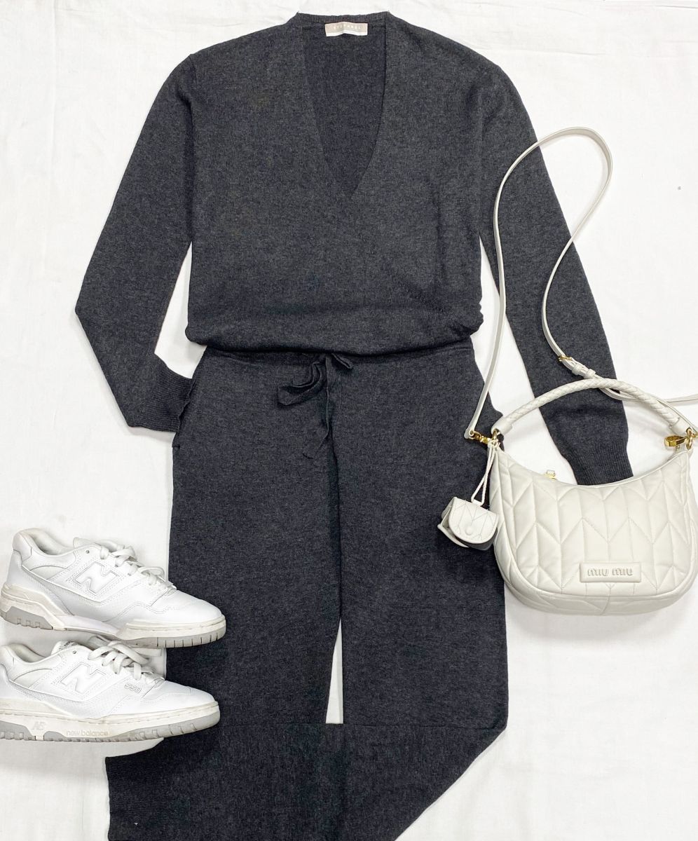 Комбинезон Stefanel размер XS цена 7 828 руб
Кроссовки New Balance размер 40 цена 7 828 руб
Сумка Miu Miu 