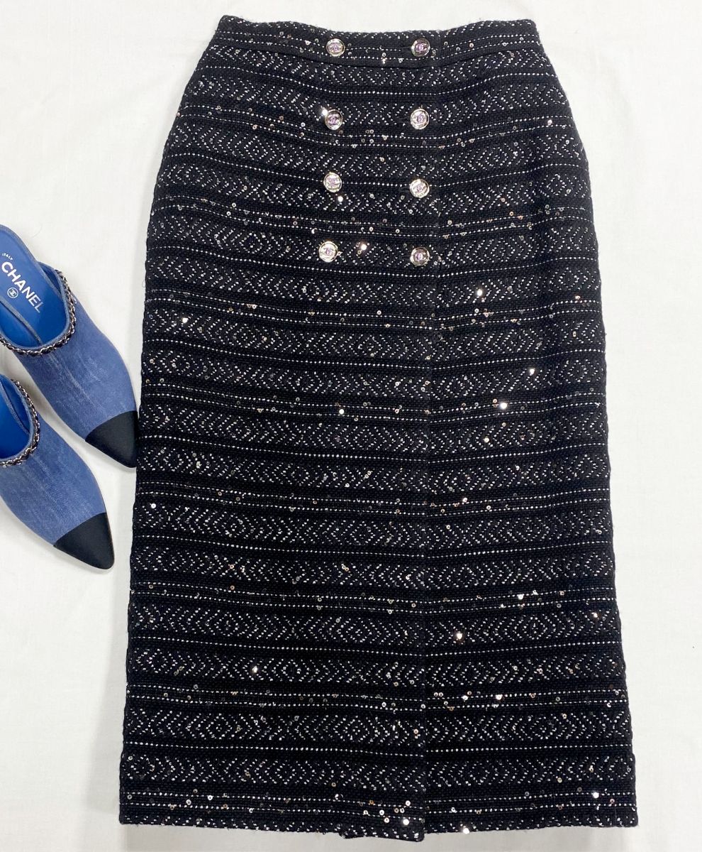 Юбка /твид/ пайетки/ Chanel размер 38 цена 156 550 руб
Мюли Chanel размер 39.5 цена 78 275 руб