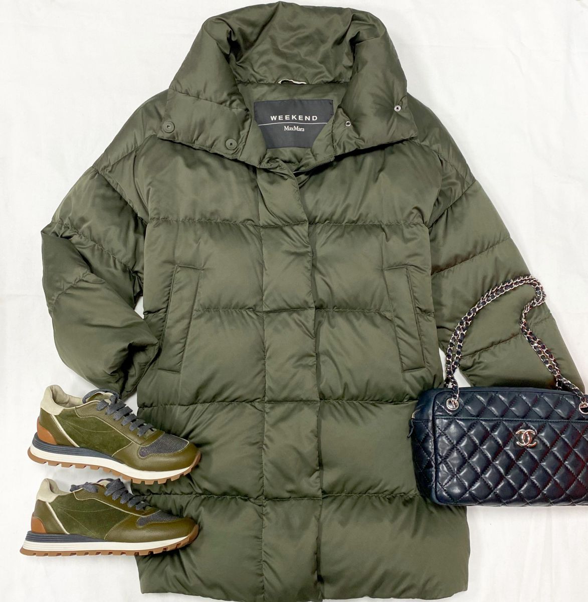 Пуховик Weekend Max Mara размер 44 цена 30 770 руб 
Кроссовки Brunello Cucinelli размер 38 цена 46 155 руб 
Сумка Chanel