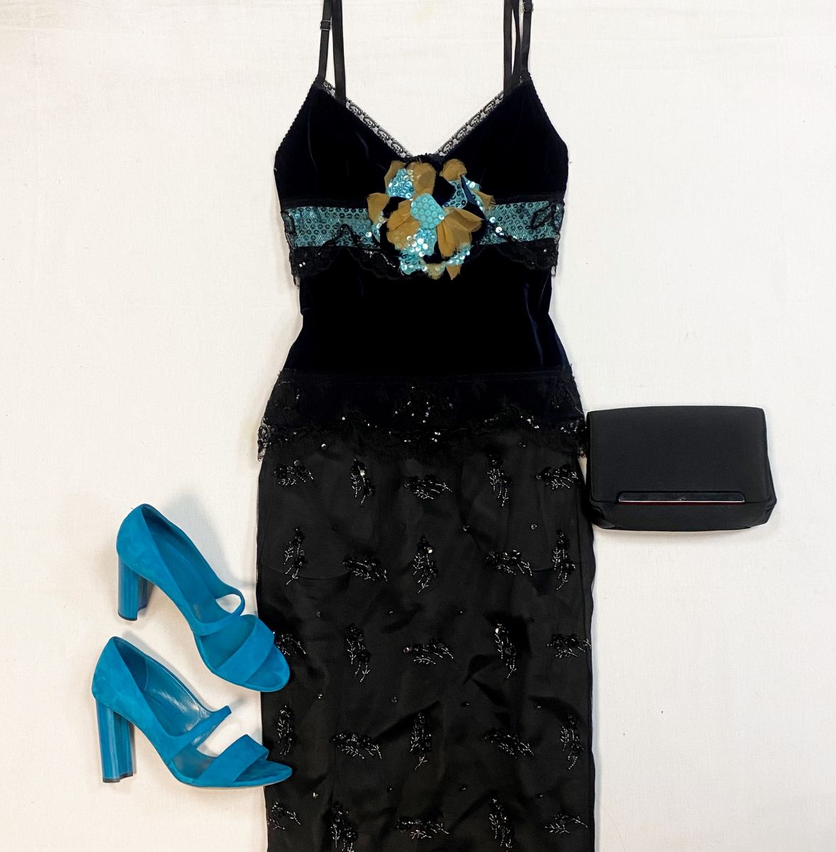 Топ /пайетки/ Dolce Gabbana размер 40 цена 3 077 Рубика /пайетки/ N21 размер 40 цена 9 231 руб
Туфли Hermes размер 39 ценам15 385 руб
Клатч Louboutin 