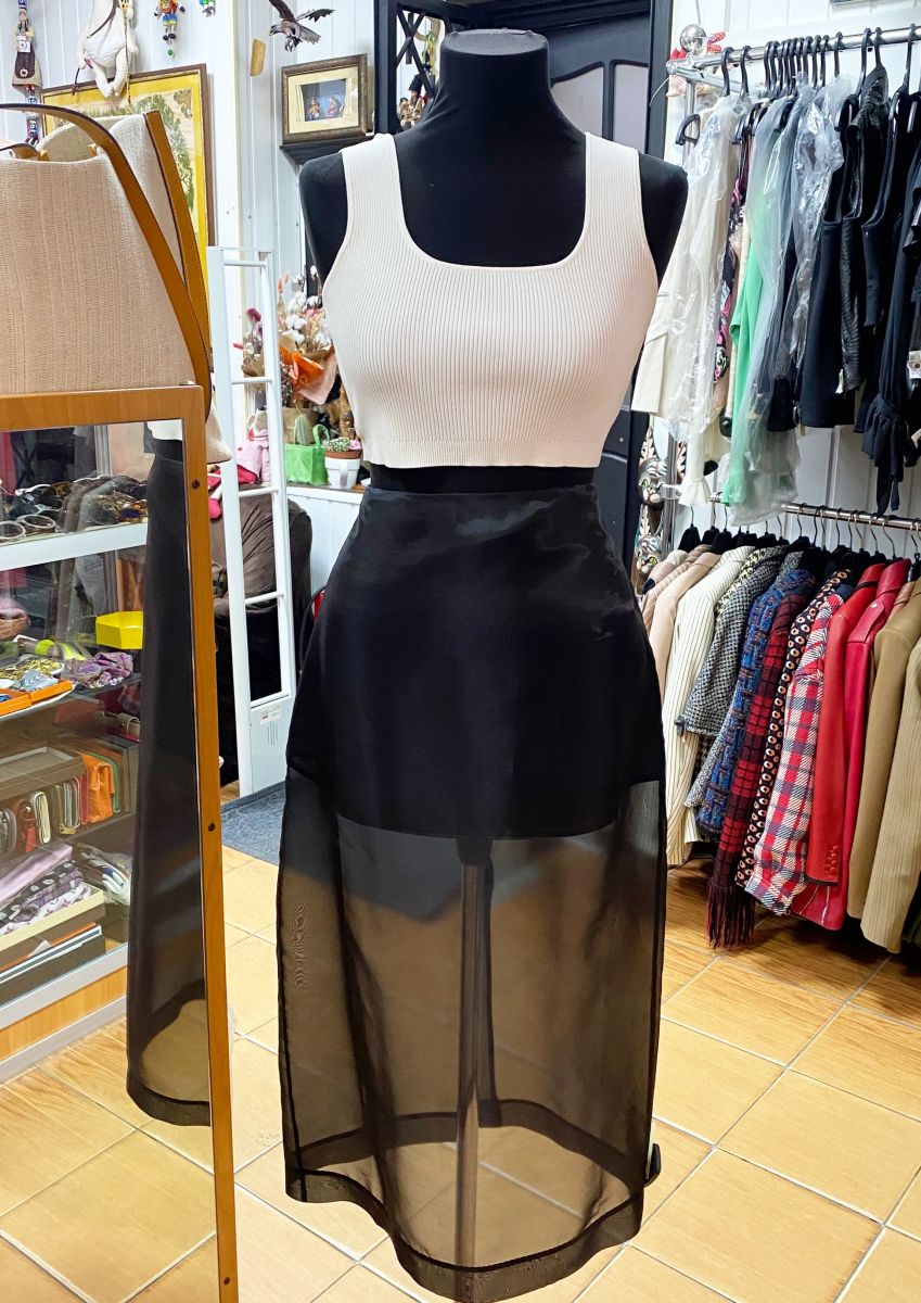Юбка The Frankie Shop размер L цена 23 483 руб
Топ 12 Storeez размер L цена 2 348 руб