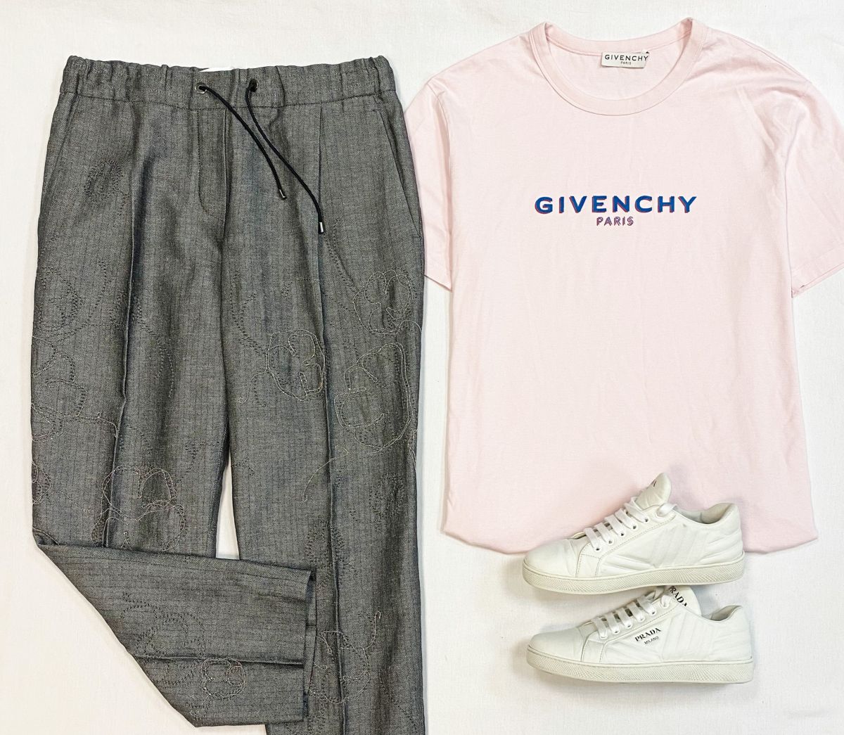 Брюки/манили/ Brunello Cucinelli размер 42 цена 23 078 руб
Футболка Givenchy размер S цена 9 231 руб
Кеды Prada размер 35.5 цена 15 385 руб 