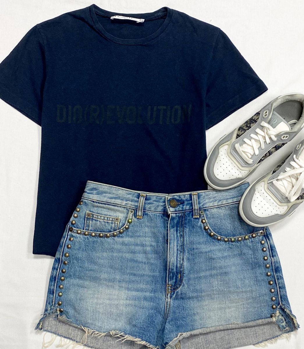 Футболка Christian Dior размер XS цена 7 828 руб
Шорты Saint Laurent размер 29 цена 9 393 руб
Кроссовки Christian Dior размер 38 цена 39 138 руб