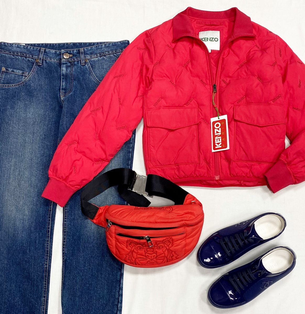 Куртка Kenzo размер S цена 14 090 руб/ с биркой/ 
Джинсы Brunello Cucinelli размер 40 цена 23 483 руб
Кеды Chanel размер 39 цена 39 138 руб
Сумка Kenzo 