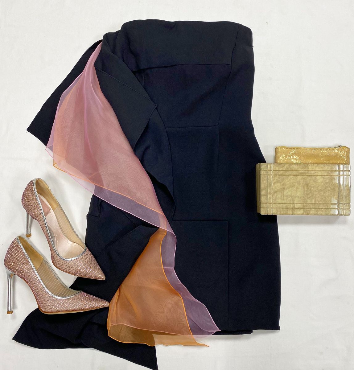 Платье Christian Dior размер 38 цена 31 310 руб Туфли Christian Dior размер 37 цена 23 483 руб Клатч Charlotte Olympia