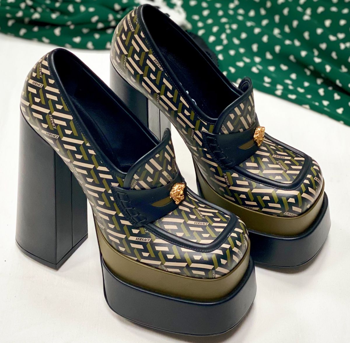 Туфли Versace размер 38.5 цена 31 310 руб / новые /