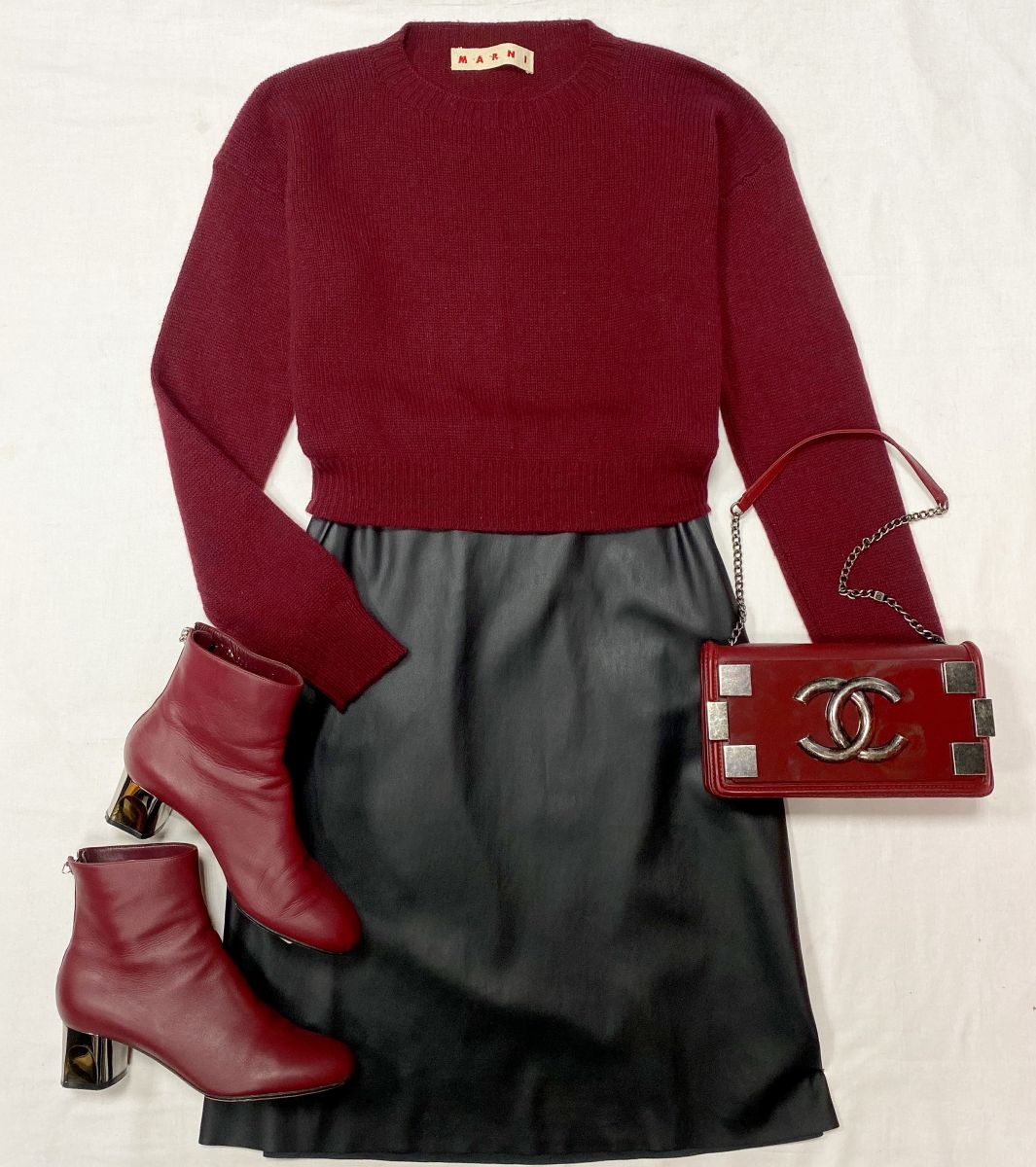 Кофта / кашемир / Marni размер 40 цена 10 959 руб Юбка / эко кожа / Wolford размер S цена 12 524 руб Ботильоны Alexander McQueen размер 37.5 цена 18 786 руб Сумка Chanel