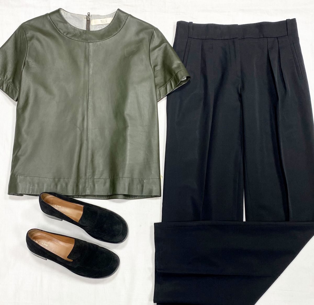 Кофта/ кожа/ Tela размер S цена 12 524 руб
Брюки Salvatore Ferragamo размер 42 цена 12 524 руб
Лоферы The Row размер 39 цена 53 227 руб