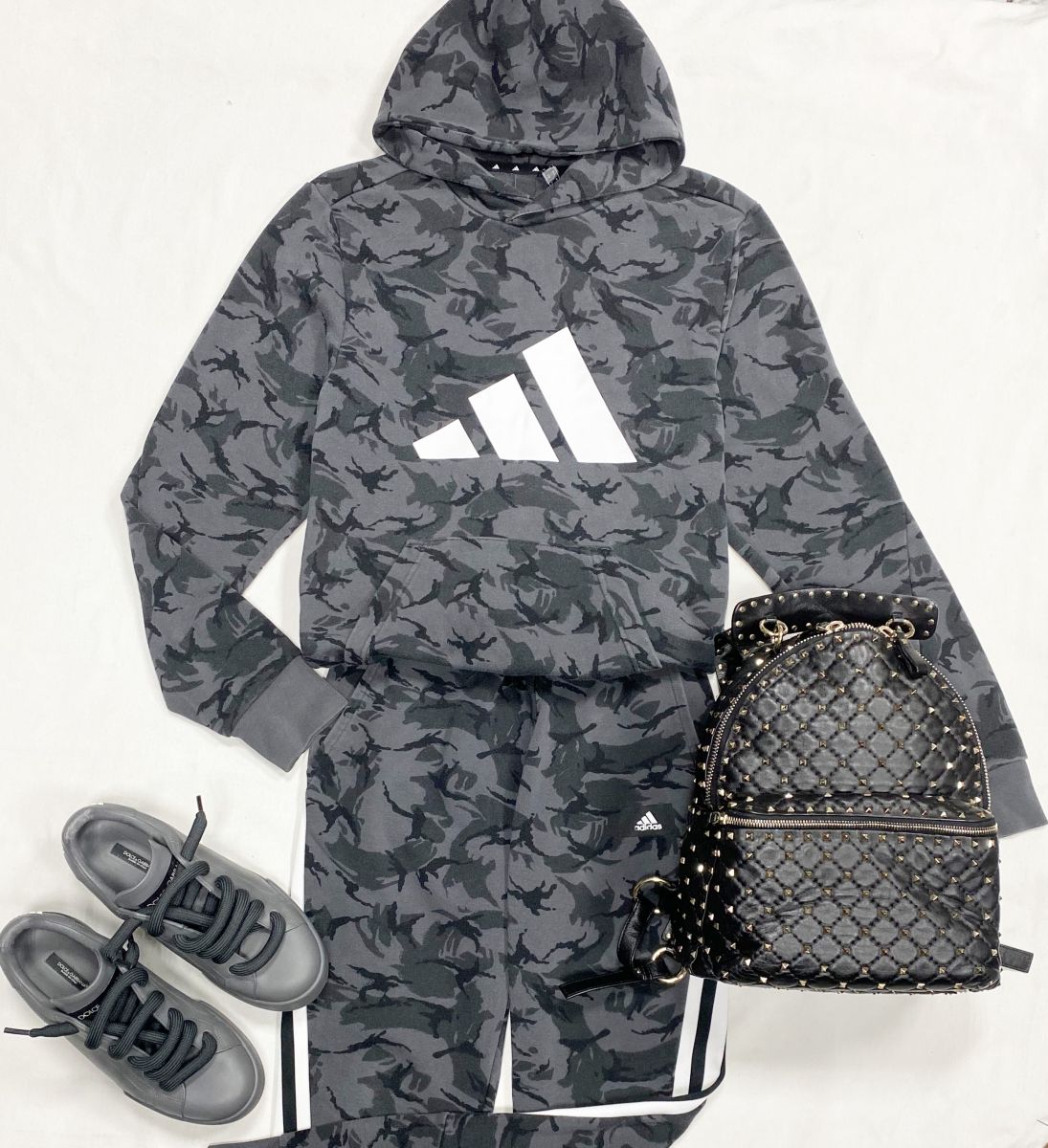 Костюм Adidas размер S цена 4 616 руб
Кеды Dolce Gabbana размер 39 цена 38 463 руб
Рюкзак Valentino 