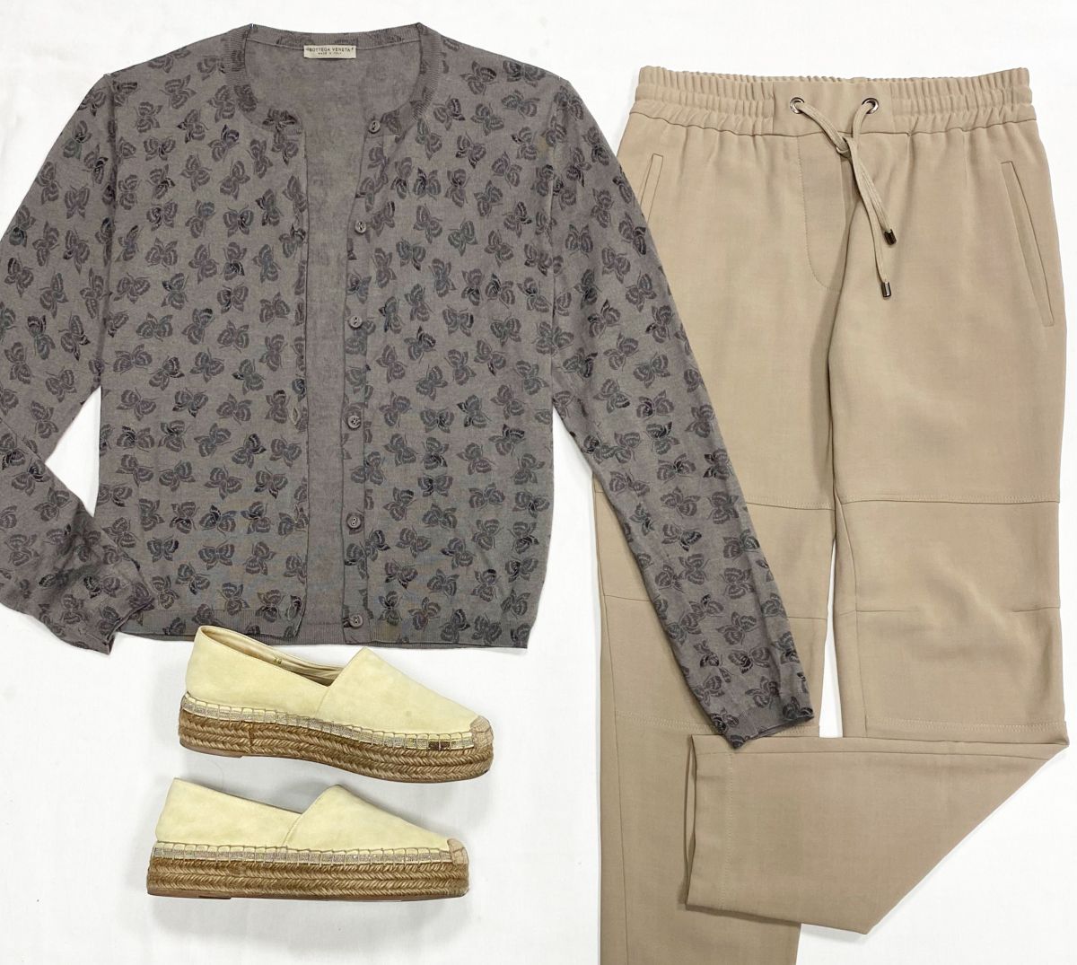 Кофта Bottega Veneta размер 40 цена 15 385 руб
Брюки Brunello Cucinelli размер 40 цена 10 770 руб
Эспадрильи Brunello Cucinelli размер 38 цена 15 385 руб