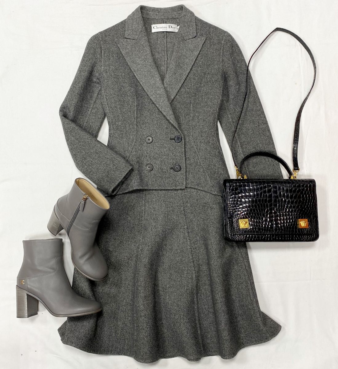 Костюм / жакет + юбка / Christian Dior размер 36 цена 46 155 руб 
Ботильоны Chanel размер 38.5 цена 23 078 руб 
Сумка / крокодил/ Versace