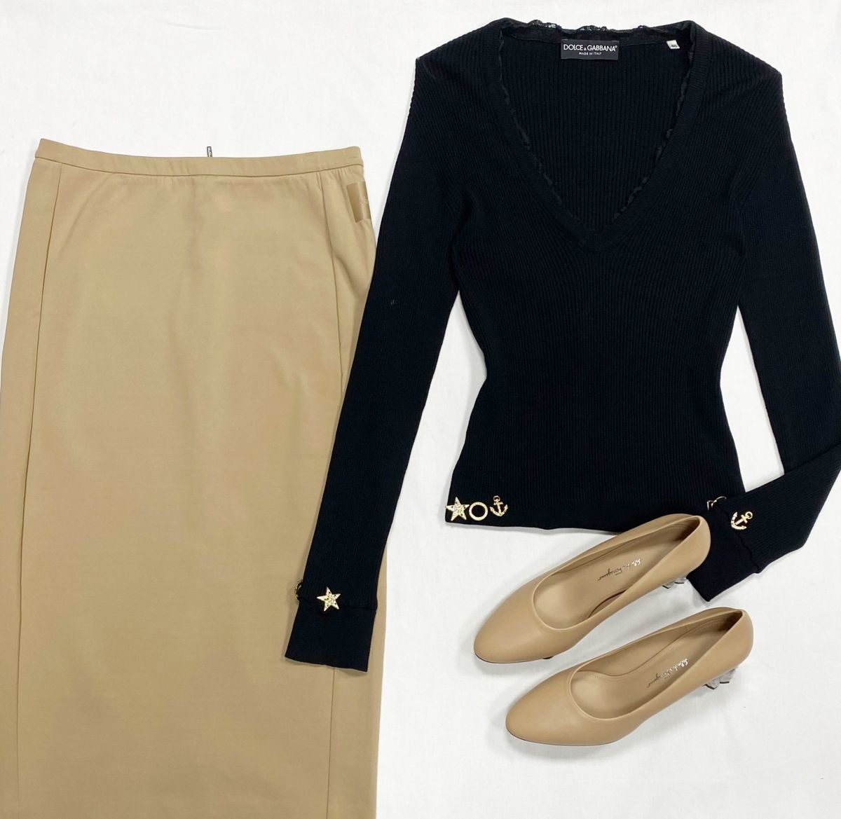 Кофта /камни/ Dolce Gabbana размер 36 цена 6 164 руб
Юбка Max Mara размер 40 цена 7 693 руб
Туфли Salvatore Ferragamo размер 38 цена 18 462 руб