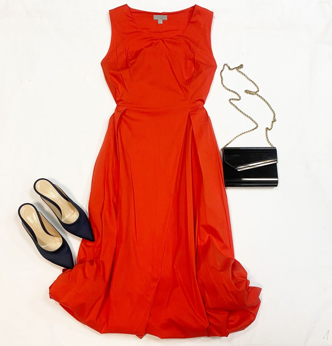 Платье Cos размер 42 цена 3 077 руб
Мюли Gianvito Rossi размер 36.5 цена 18 462 руб
Сумка Jimmy Choo 