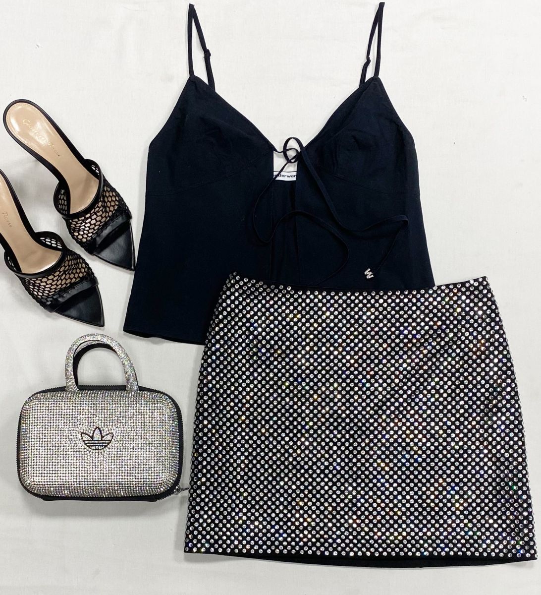 Юбка /камни/ Sashaverse размер 40 цена 31 310 руб
Топ Alexander Wang размер XS цена 7 828 руб
Сабо Gianvito Rossi размер 38 цена 15 655 руб
Сумка Adidas 