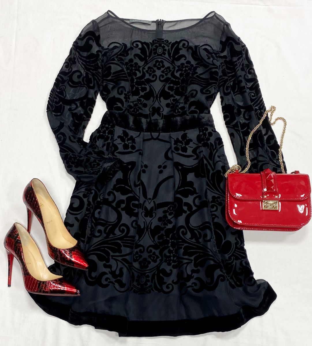 Платье/отделка  бархат/ Alberta Ferretti размер 42 цена 10 959 руб
Туфли Louboutin размер 39.5 цена 39 138 руб
Сумочка Valentino 