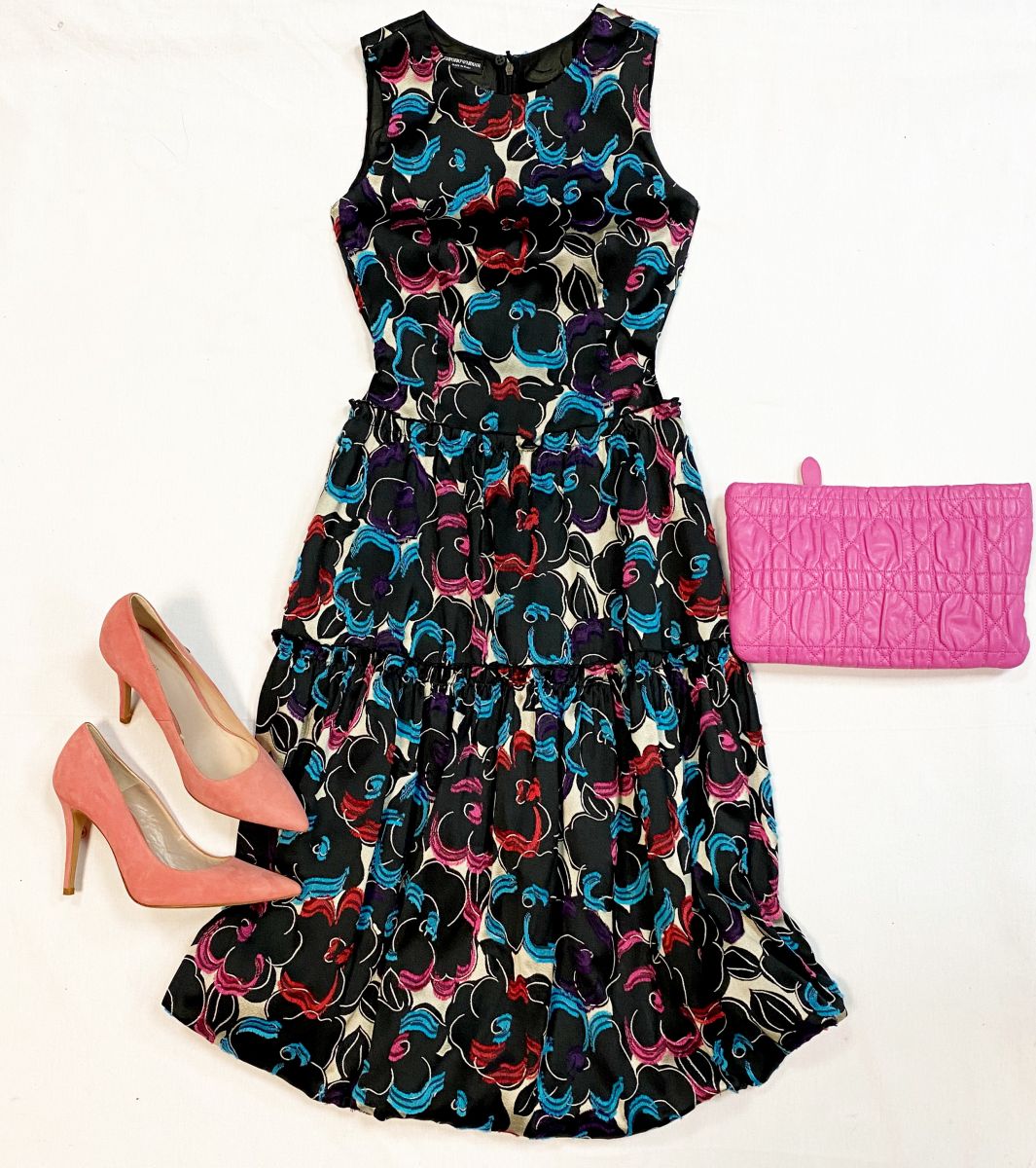 Платье Armani размер 40 цена 15 385 руб
Туфли Uterque размер 41 цена 4 616 руб
Клатч Dior 
