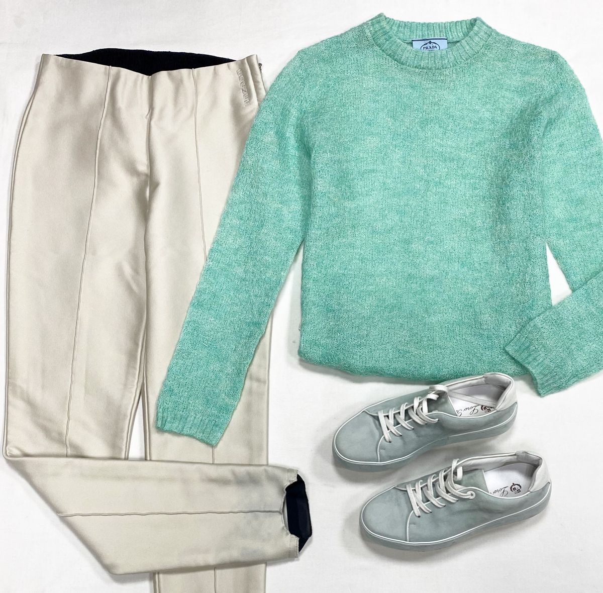 Свитер Prada размер 38 цена 15 655 руб
Брюки Bogner размер XS цена 4 697 руб
Кеды Loro Piana размер 37 цена 31 310 руб