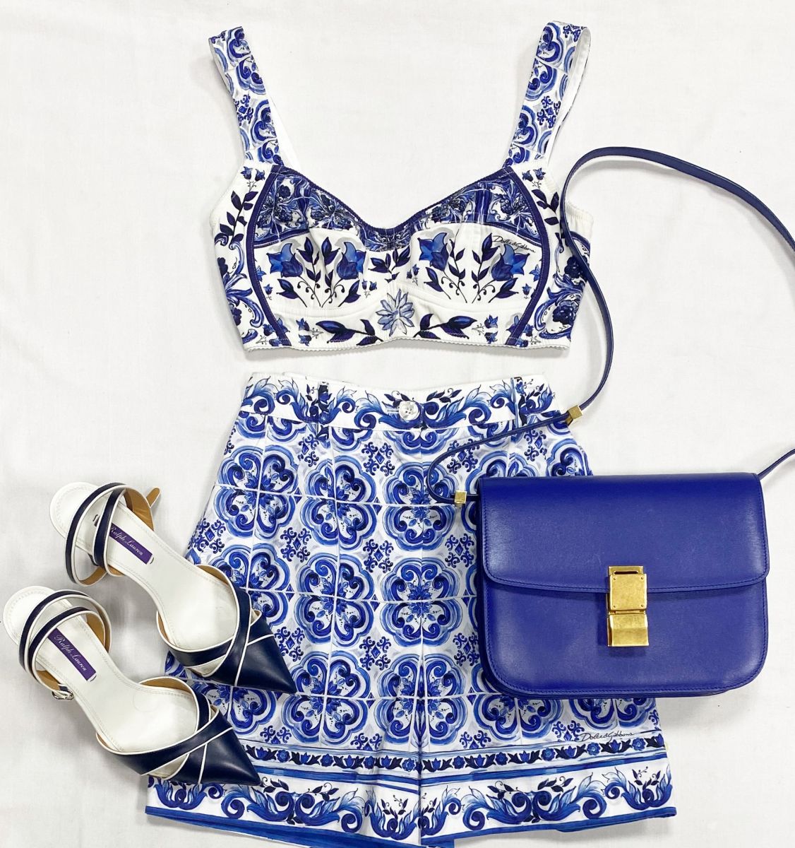 Костюм Dolce Gabbana размер 40 цена 23 483 руб
Босоножки Ralph Lauren размер 38 цена 23 483 руб
Сумка Celine 