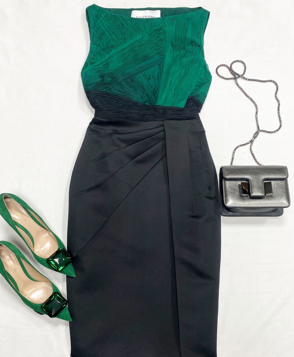 Платье Valentino размер 8 цена 23 483 руб
Туфли Gianvito Rossi размер 41 цена 62 620
Руб
Сумка Tom Ford 