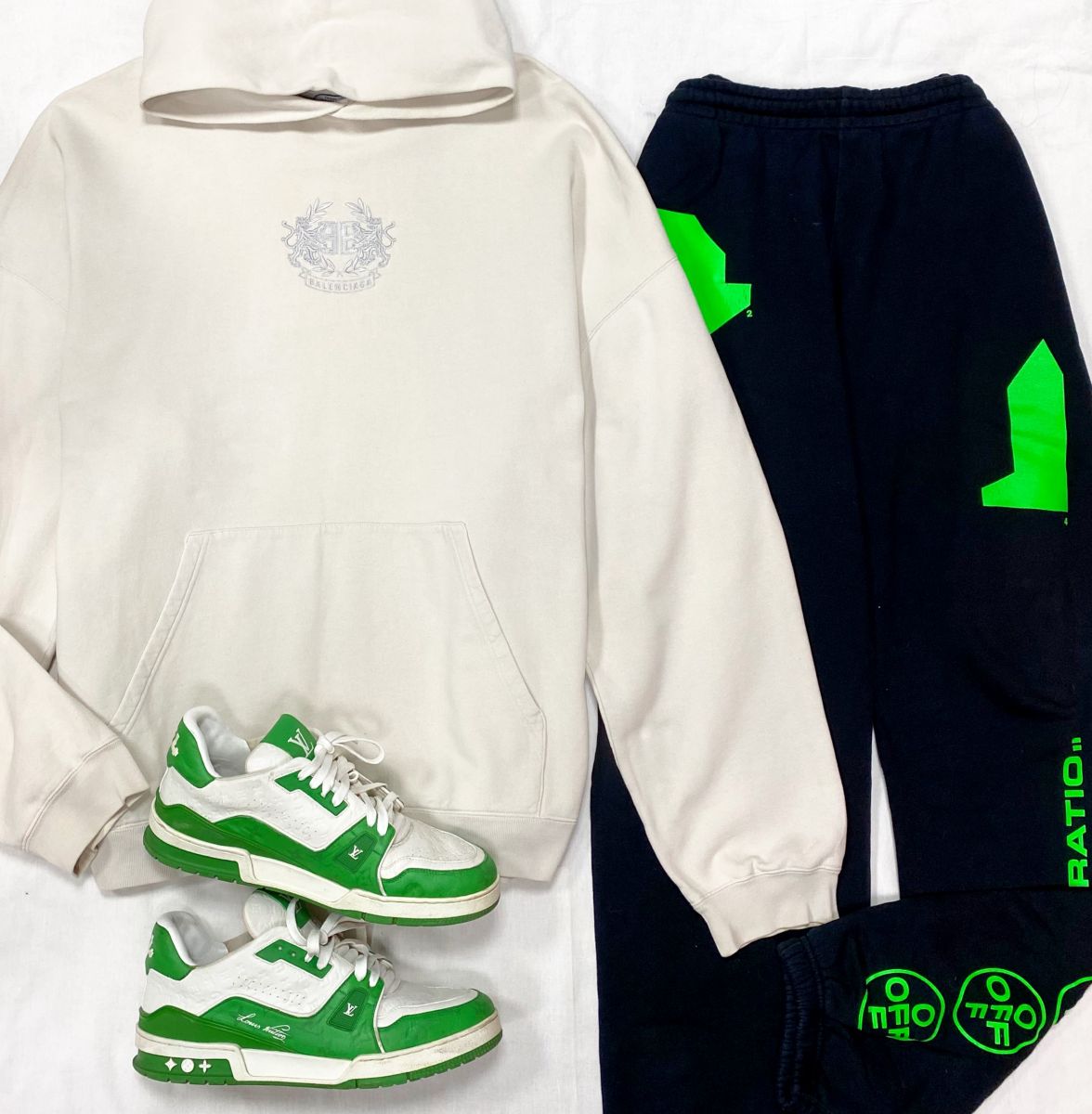 #mechtamen Брюки Off White размер XL цена 10 959 руб 
Толстовка Balenciaga размер XXL цена 23 483 руб 
Кроссовки Louis Vuitton размер 44 цена 42 269 руб 