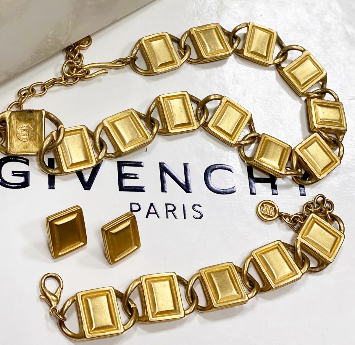 Колье Givenchy цена 15 655 руб Браслет Givenchy цена 15 655 руб Пусеты Givenchy цена 7 828 руб